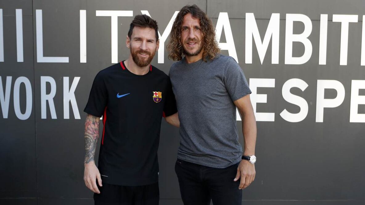 Twitter. Lionel Messi junto a su ex compañero Carles Puyol