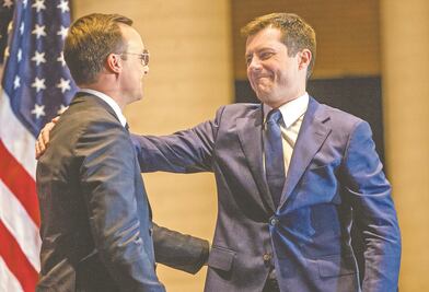 Buttigieg deja la contienda antes del Supermartes