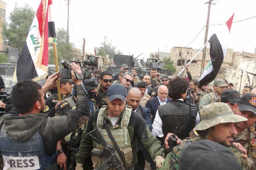 El premier iraquí Haider al-Abadi (al centro) se trasladó ayer a Ramadi, un día después de que la ciudad le fue arrebatada al Estado Islámico (EI) (REUTERS)