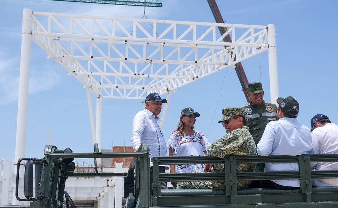 Andrés Manuel López Obrador acompañado de Mara Lezama y Luis Crescencio Sandoval en su gira de trabajo en Quintana Roo. Foto: Twitter @MaraLezama