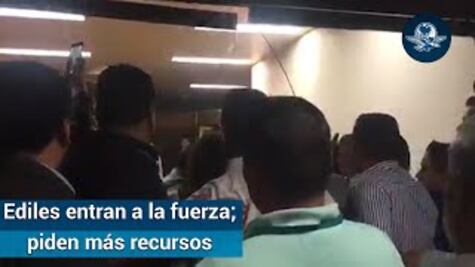 Rompen puerta de cristal para entrar a edificio de Cámara de Diputados