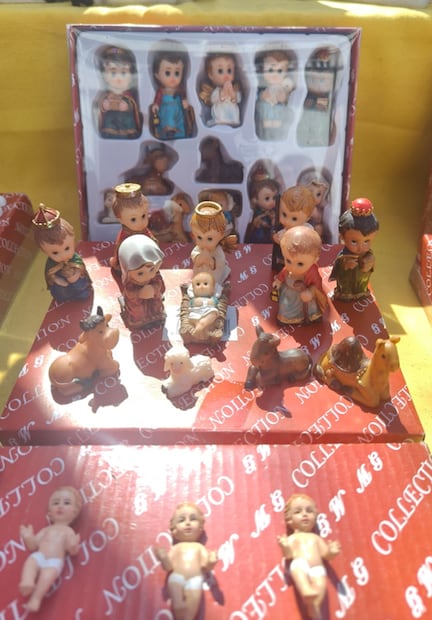 Plataformas como Temu ofertan nacimientos a precios  bajísimos, mientras que en mercados o tianguis como el de Sonora se ofrecen piezas chinas de poca calidad. Foto:  Christopher Cabello/EL UNIVERSAL.