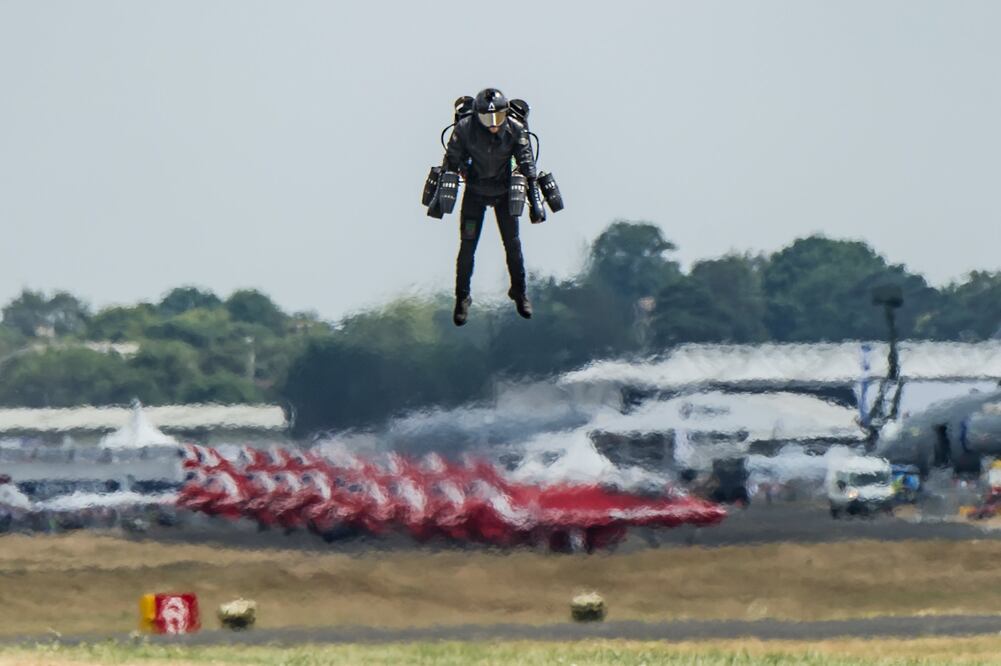 El jet suit permitirá realizar extracciones en zonas de difícil acceso y hasta dar asistencia médica con mayor velocidad / Foto: Gravity Industries