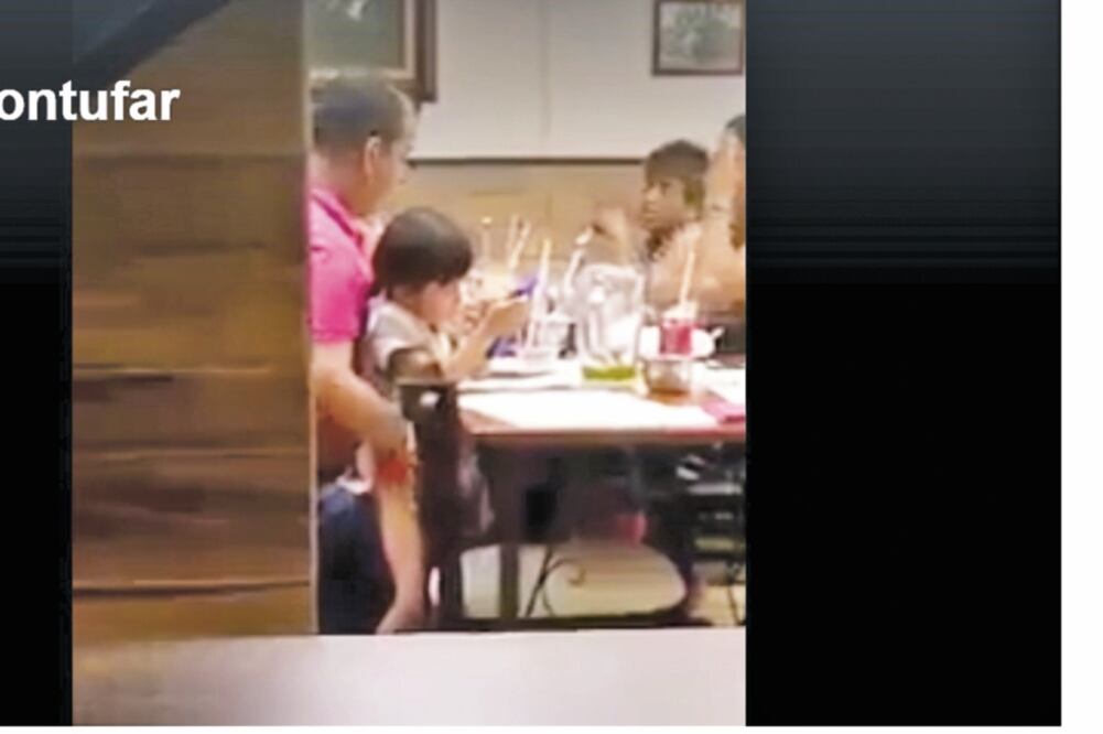 Prueba. El 4 de abril de 2016 se difundió un video tomado en el Teapaneco, en el que se aprecia a un hombre tocando debajo de la falda de una niña. (TOMADA DE VIDEO)