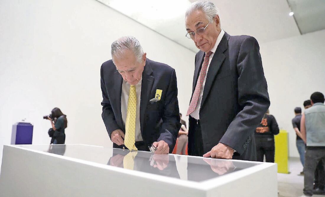 Óscar y Alfonso Barragán, dos familiares del arquitecto en la exposición (ARIEL OJEDA. EL UNIVERSAL)