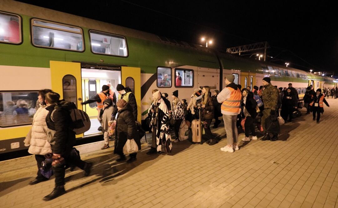 Refugiados de Ucrania esperan en la estación ferroviaria de Chelm, desde donde tomarán un tren especial a Varsovia, Polonia.  Foto: EFE