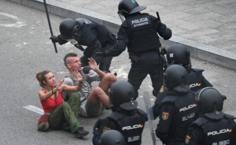 Policía se enfrenta a manifestantes independentistas en aeropuerto de Barcelona