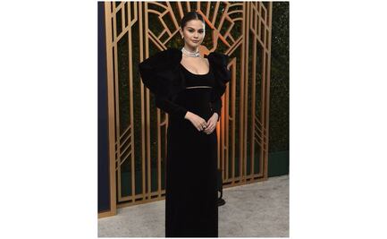 Selena Gomez posa, cae y se levanta sin perder el estilo