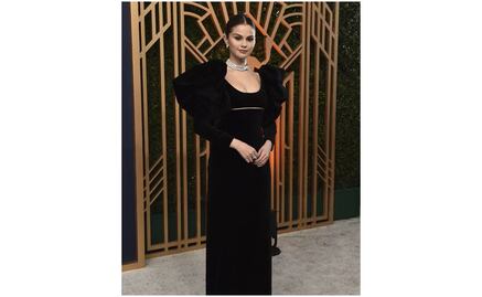 Selena Gomez posa, cae y se levanta sin perder el estilo