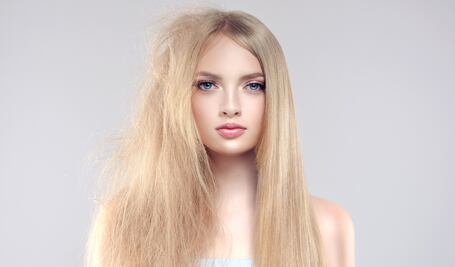 Cómo usar papel aluminio para quitar el frizz del cabello