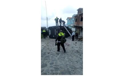 Vuelca camión de la Secretaría de Seguridad del Edomex; hay un muerto