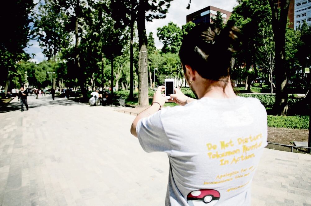 José María Abascal se pasea portando orgulloso su playera que lo identifica como un cazador de pokémon . Dice que únicamente no juega cuando duerme (IVÁN STEPHENS. EL UNIVERSAL)