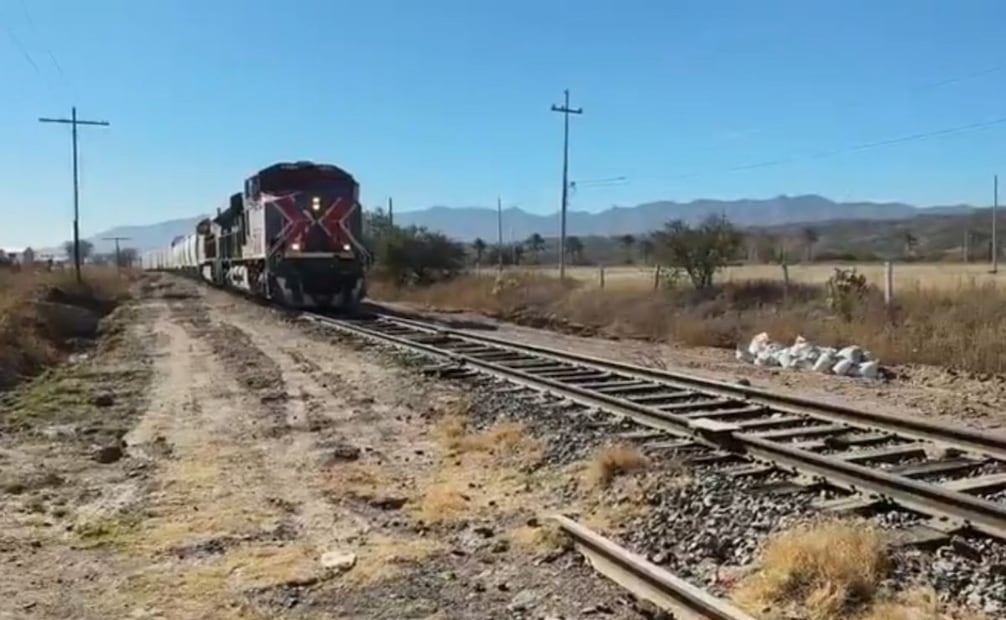 Paso del tren bloqueado en Sonora (16/12/2025). Foto: Especial