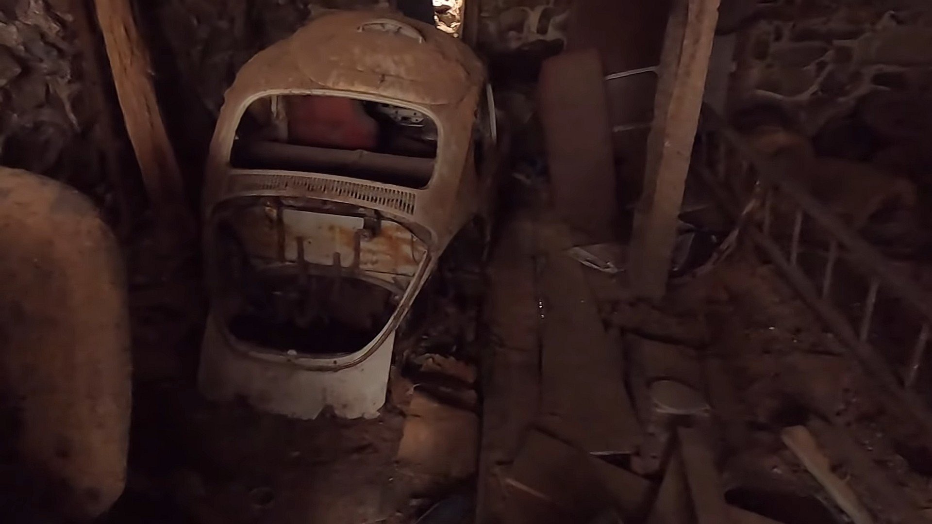 Se vende casa abandonada con tres Vochos olvidados en el garaje