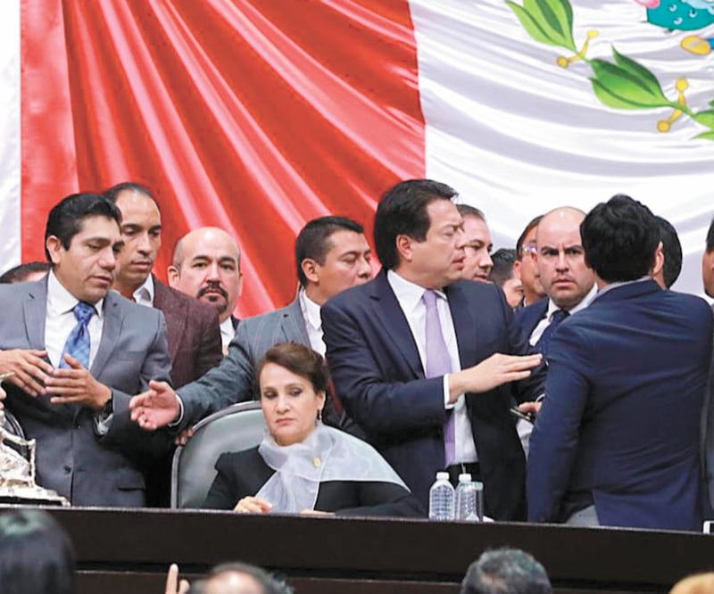 Legisladores de Morena y del PAN intercambiaron empujones y gritos durante la acalorada sesión de ayer en la Cámara de Diputados. Foto: ESPECIAL