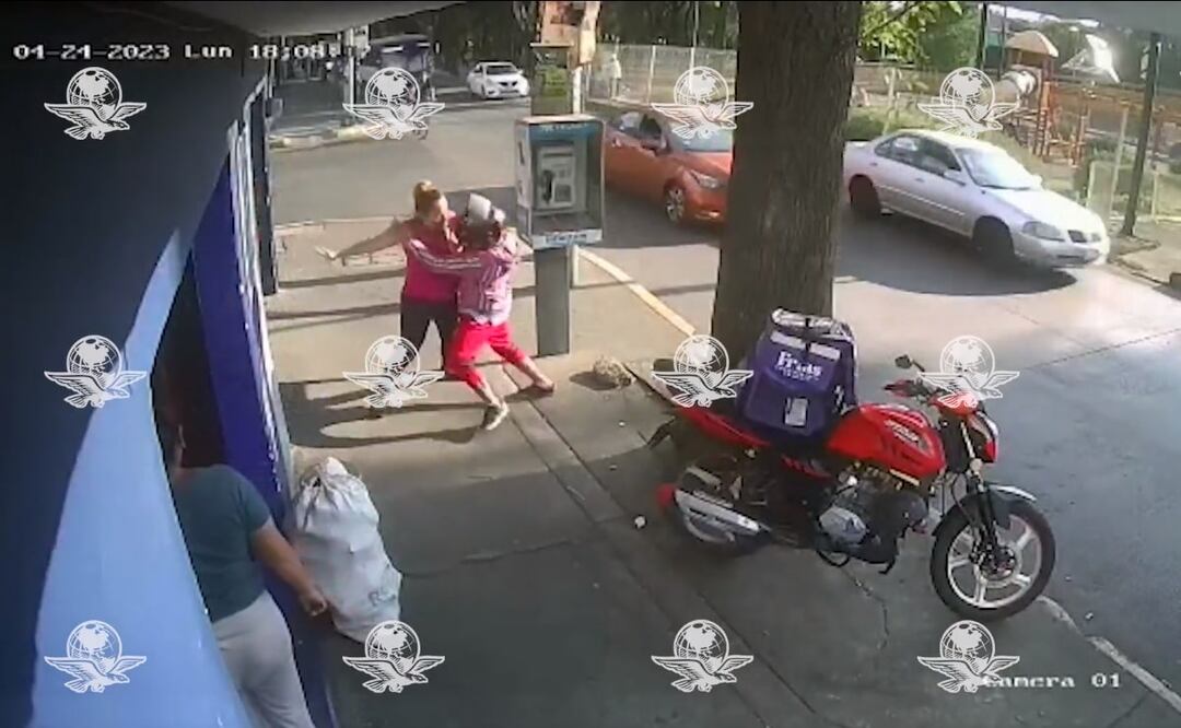El delincuente opta por darse a la fuga en una motocicleta. Foto: Captura de video