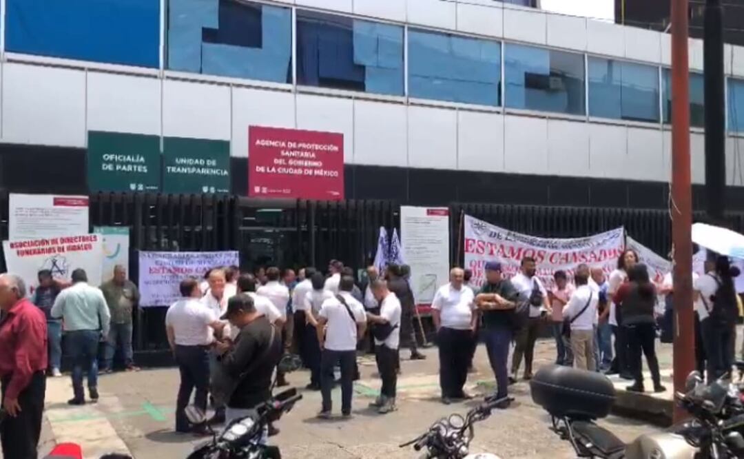 Los propietarios y trabajadores de las agencias funerarias colocaron mantas a las afueras de la Agencia de Protección Sanitaria. Foto: Isidro Corro. EL UNIVERSAL