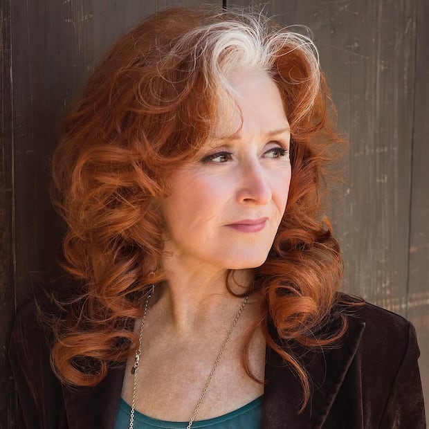 Bonnie Raitt con corte de cabello butterfly shag. Foto: Instagram @bonnieraittofficial