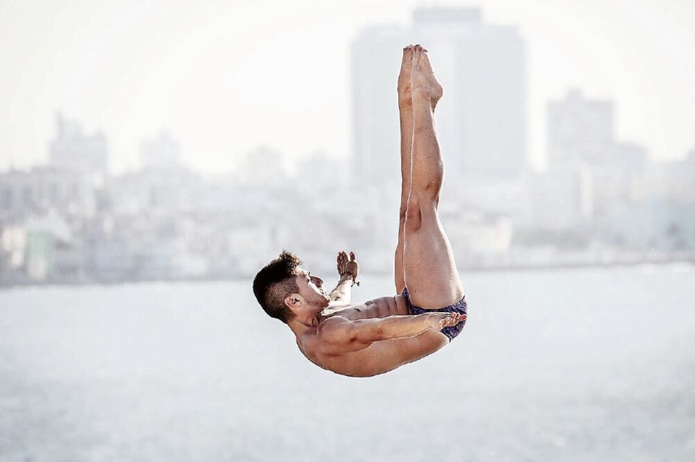 El mexicano Jonathan Paredes, en pleno salto desde 27 metros (ARCHIVO. EL UNIVERSAL)