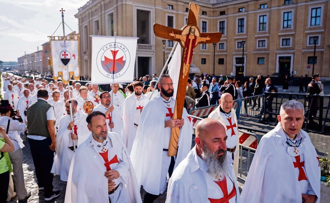 Integrantes de una orden templaria van en procesión a la puerta de la Basílica de San Pedro en la Ciudad del Vaticano, uno de los múltiples rituales que se celebran. Foto: Dimitar DilkOff / AFP