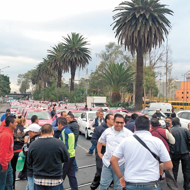 El norte de la Ciudad de México fue una de las zonas bloqueadas por los taxistas, donde se registró paralización total del tránsito vehicular durante la mañana. GRACIELA LÓPEZ. CUARTOSCURO