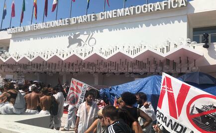 Grupos que luchan por combatir el cambio climático toman la alfombra roja de Venecia