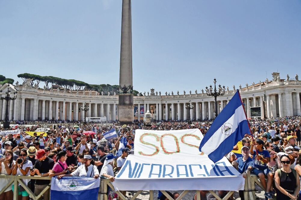 Fieles nicaragüenses durante la oración del Ángelus ayer, en el Vaticano, pidieron ayuda para su país, sumido en una crisis sociopolítica desde abril. (ANDREAS SOLARO. AFP)