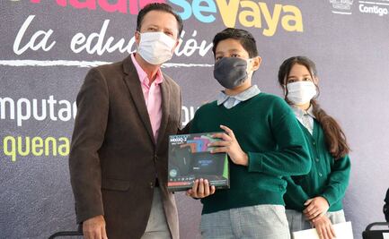 Estudiantes de secundaria reciben tabletas para continuar estudios en Aguascalientes