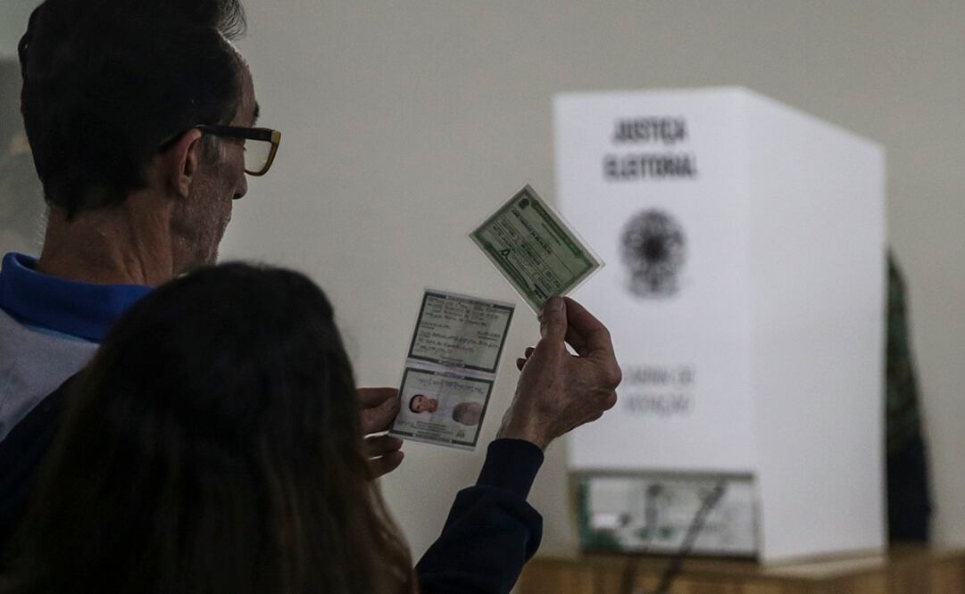 Un hombre espera en la fila para votar en el colegio electoral Bennett, Brasil (Foto: EFE)