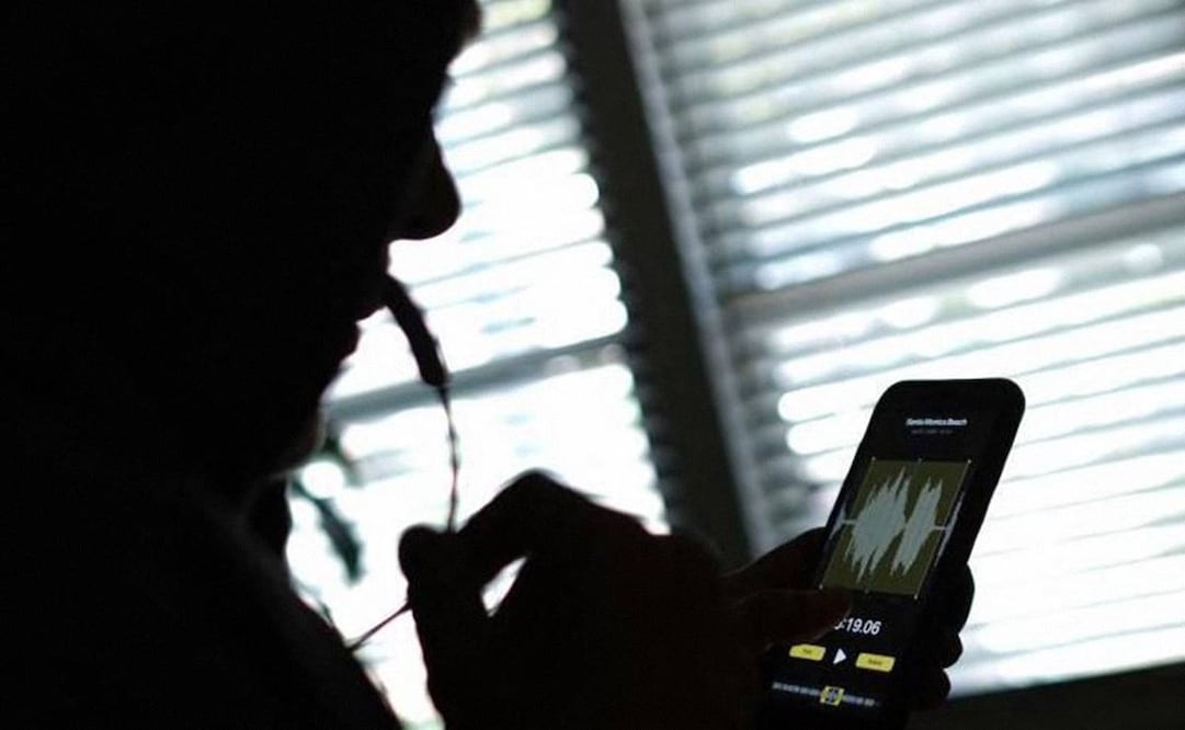 El cada vez más frecuente uso de voces familiares clonadas con inteligencia artificial para realizar estafas telefónicas (y cómo protegerse)