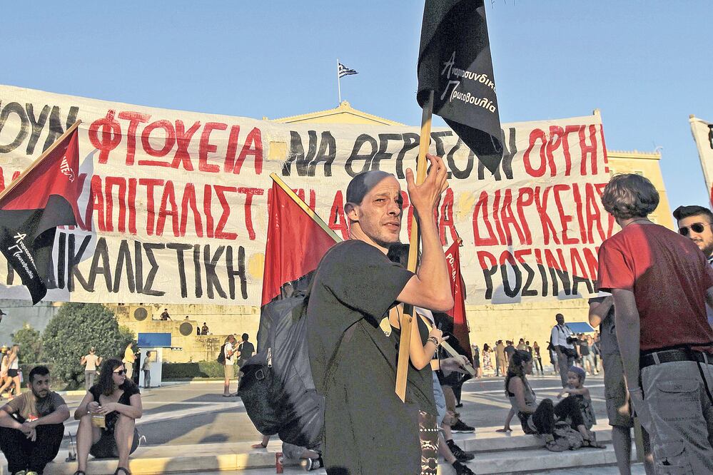 Cientos de personas participaron en una protesta contra las políticas de austeridad ante el Parlamento de Atenas, Grecia. Foto: ORESTIS PANAGIOTOU. EFE