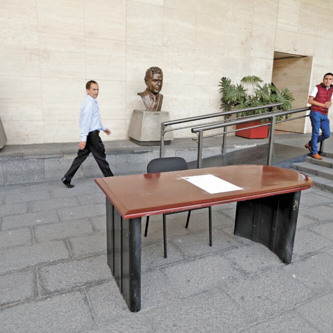 A Carmen la motivó la protesta del diputado Javier Hidalgo, quien dejó en medio de la plaza del Palacio el escritorio de su secretaria después de ser despedida sin razón. ARCHIVO EL UNIVERSAL