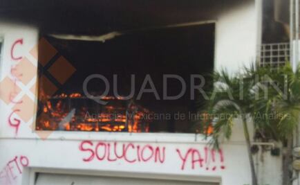 Maestros incendian oficinas de Educación en Guerrero