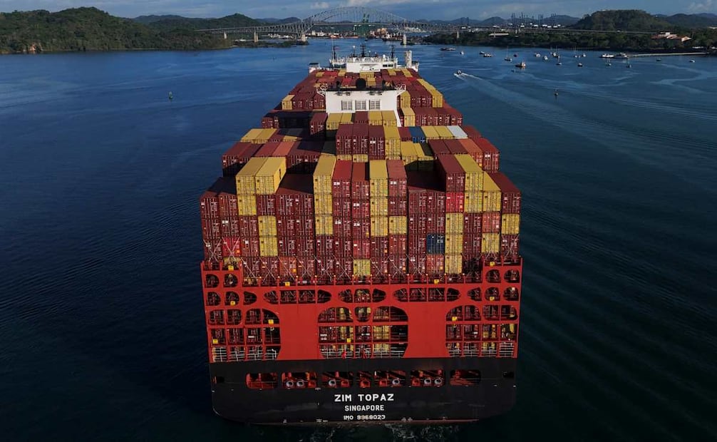 Contenedores de mercancías, a bordo de un mercante que cruza el canal de Panamá al amanecer, en la Ciudad de Panamá, el 25 de marzo de 2026. Foto: AP