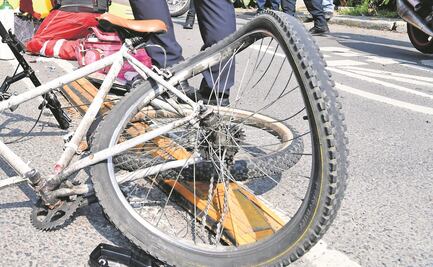 Ciclista se pasa el semáforo rojo y queda grave tras ser atropellado por moto en CDMX