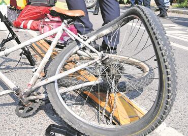 Ciclista se pasa el semáforo rojo y queda grave tras ser atropellado por moto en CDMX