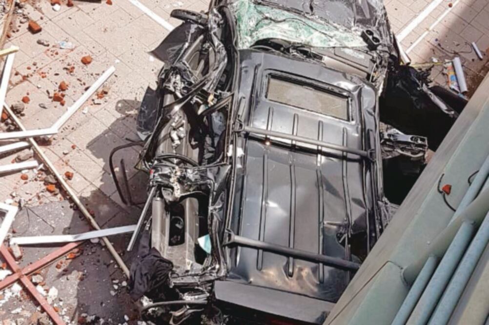 Sepultada. Durante la demolición y remoción de escombros del plantel se localizó la Suburban de la directora (ESPECIAL)