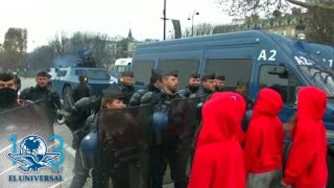 Mujeres protestan en silencio, entre marchas de los "chalecos amarillos" en Francia