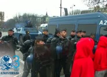 Mujeres protestan en silencio, entre marchas de los "chalecos amarillos" en Francia