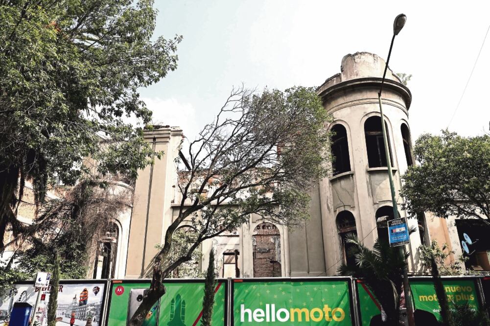 Casona de Londres 7, antes y ahora. Albergó a finales de los años 30 la embajada de la República Española en el exilio. Sus muros sobreviven entre las ruinas y la vegetación (FOTOS: JUAN CARLOS REYES. EL UNIVERSAL)