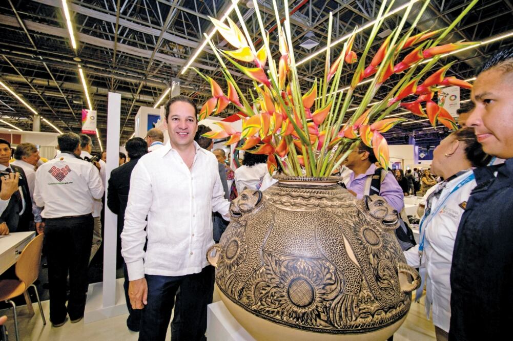 El gobernador de Querétaro, Francisco Domínguez, visitó la exhibición del Tianguis Turístico que se realiza en Guadalajara, Jalisco (