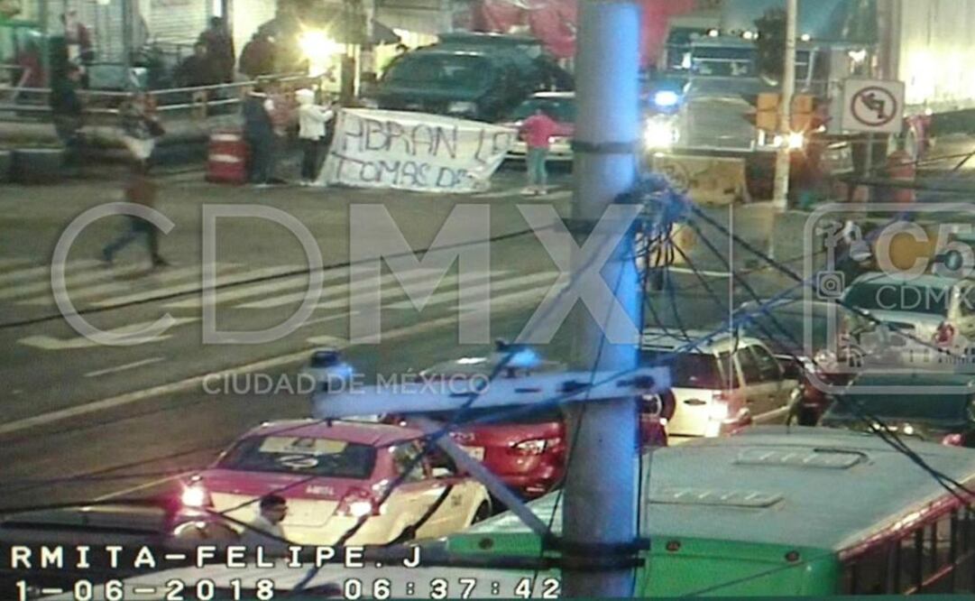 ALERTA VIAL. Los manifestantes portan mantas que dicen "abran las tomas de agua"