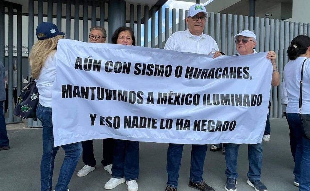 Ex trabajadores de la CFE en Yucatán protestan contra "tope a pensiones doradas"; acusan riesgo económico.
Foto: Especial.