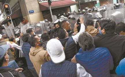 Jaloneos, sangre y gritos afuera de Donceles