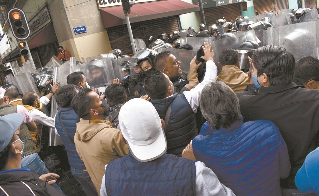 En el lugar había alrededor de 100 vecinos de Miguel Hidalgo, quienes intentaron romper el cerco policiaco. Foto: Haarón Álvarez. Obturador MX
