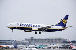 "La mitad de su cuerpo acabó fuera del avión": Ventana estalla en pleno vuelo de Grecia a Alemania; pasajeros salvan a hombre succionado