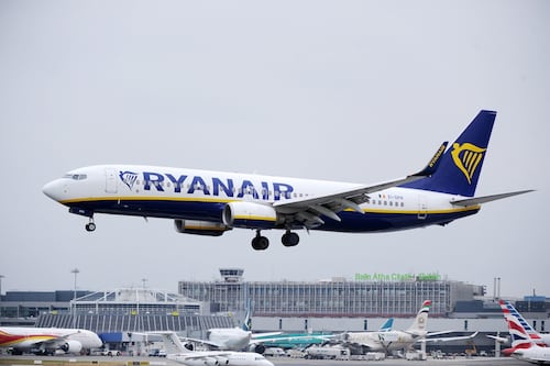 "La mitad de su cuerpo acabó fuera del avión": Ventana estalla en pleno vuelo de Grecia a Alemania; pasajeros salvan a hombre succionado
