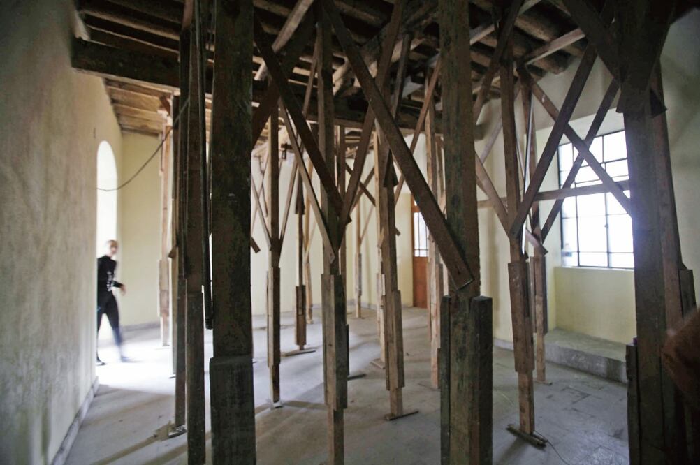 En un recorrido se observó una serie de vigas de madera apuntalando el techo de un cuarto de la planta baja; y paredes y columnas a las que les faltan detalles (JUAN CARLOS REYES. EL UNIVERSAL)