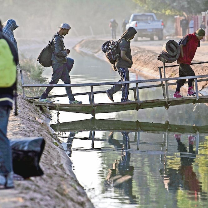 Migrantes centroamericanos de la caravana, en su mayoría hondureños, dejan un refugio en Mexicali, México, y se dirigen al centro de la ciudad. PEDRO PARDO. AFP