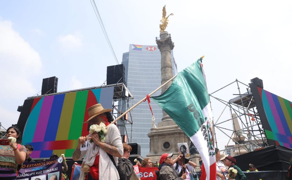 A unas horas del partido de México contra Inglaterra, Colectivos de familias buscadoras marcharon desde la Estela de Luz hasta la Glorieta de los Desaparecidos (05/07/2026). Foto: Gabriel Pano/ EL UNIVERSAL